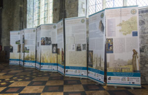 Bwrddiau'r arddangosfa yn Nhyddewi / Exhibition panels at St Davids